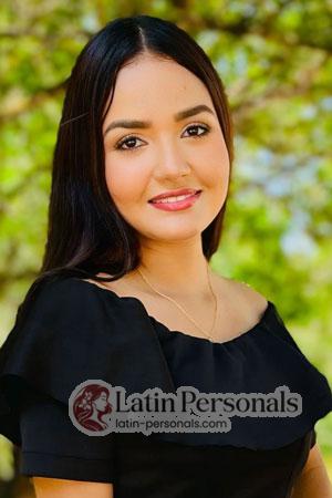 220403 - Laura Age: 28 - Colombia